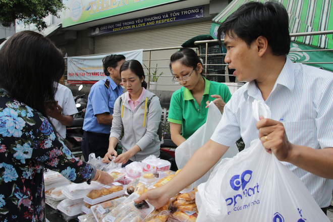 Vụ cháy kinh hoàng ở chung cư Carina: Người dân ấm lòng nhận thức ăn, quần áo miễn phí